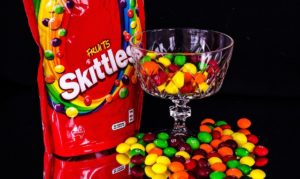 【珍場面】コートの上にスキットルズが・・・!?